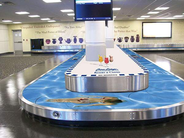 Campagne d'ambient marketing de l'hôtel américain Beau Rivage dans un aéroport.