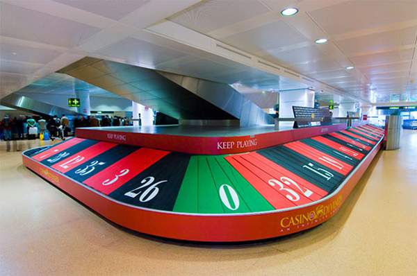 Campagne d'ambient marketing d'un casino dans un aéroport.