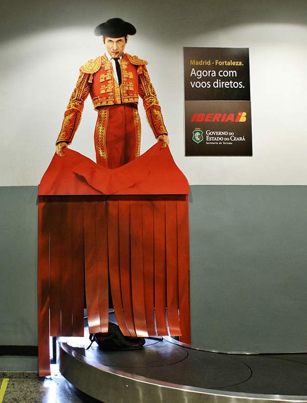 Campagne d'ambient marketingd'Iberia dans un aéroport brésilien.