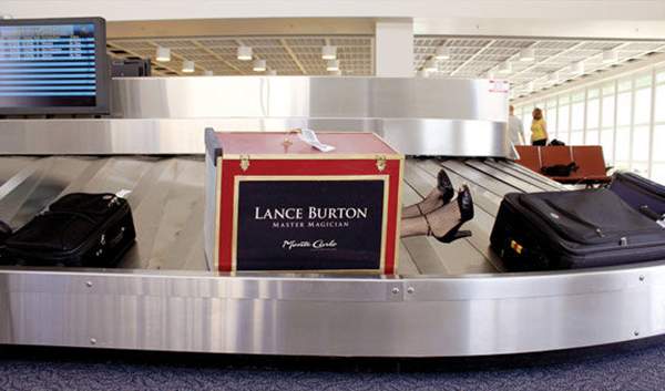 Pour faire sa publicité, le magicien Lance Burton fait un tour de magie surprenant sur un caroussel à bagages d'un aéroport.