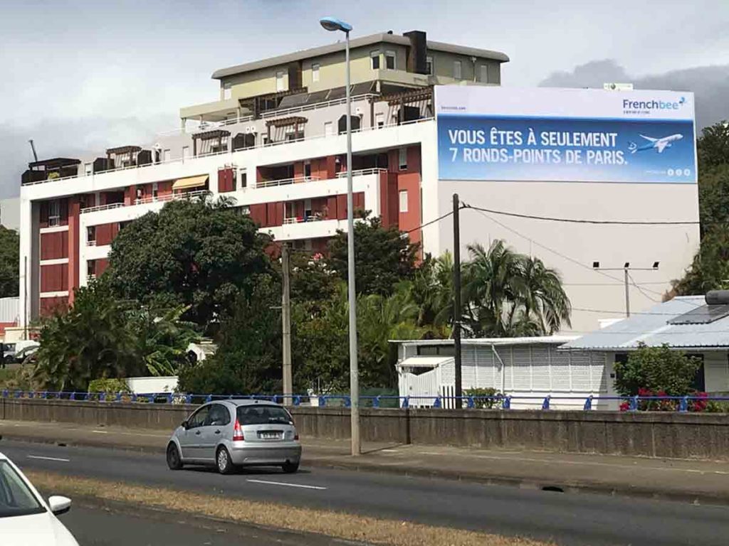 Panneau d'affichage publicitaire géant pour la compagnie aérienne Frenchbee à La Réunion